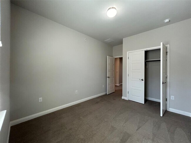 Building Photo - 13800 Lyndhurst St