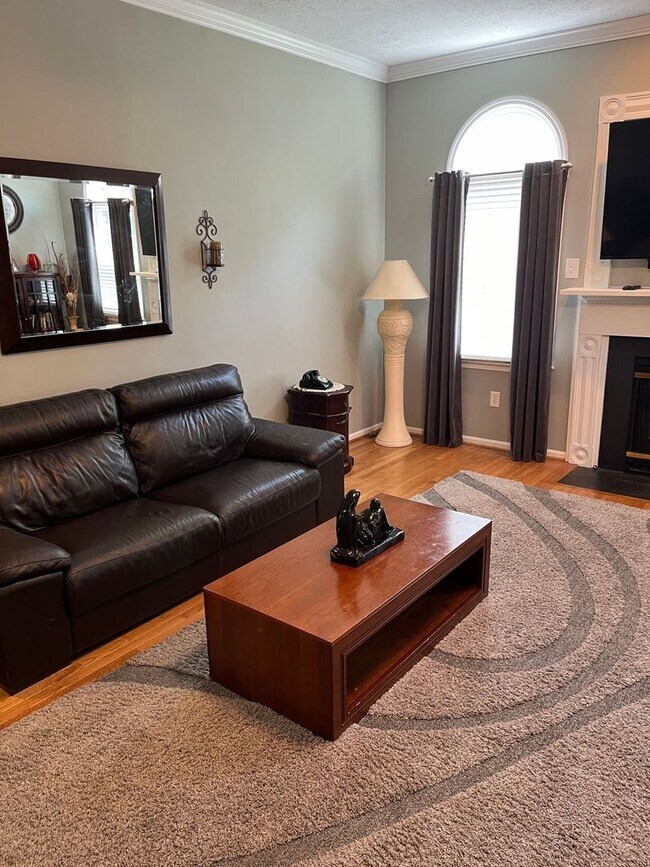 Building Photo - Updated & Landscaped 4 Bedroom, 4 Bath Hom...