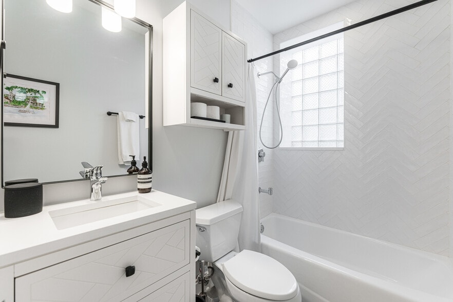 Building Photo - 726 W Addison St