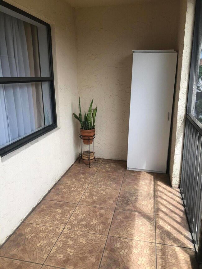 Building Photo - 7250 Golf Colony Ct