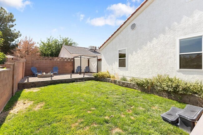 Building Photo - Spacious 6 Bedroom Home in La Verkin!