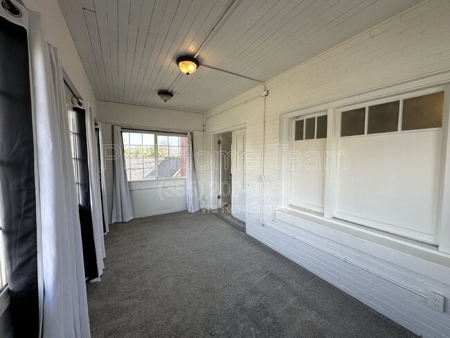 Building Photo - 2835 Grant Ave