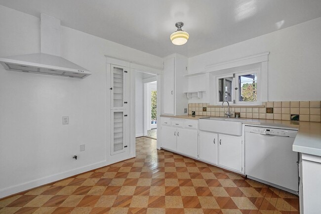 Building Photo - Enchanting Bungalow w/English Flower Garden in Venice- 2 Bedrooms 1 Bath