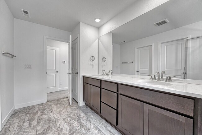 Building Photo - $4,450.00, 5 bed, 4.5-bath located in Broo...