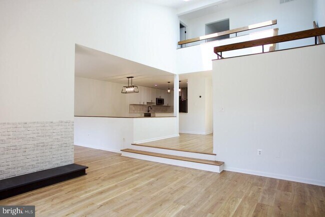 Building Photo - 5249 Strathmore Ave