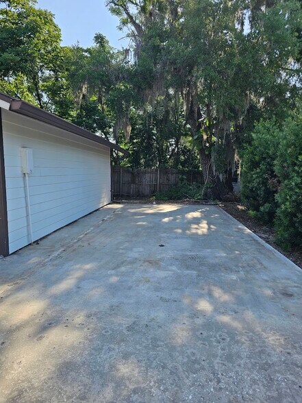parking spot - 340 N Lake Jessup Ave