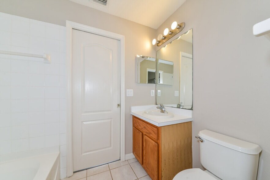 Building Photo - 12817 Kings Lake Dr