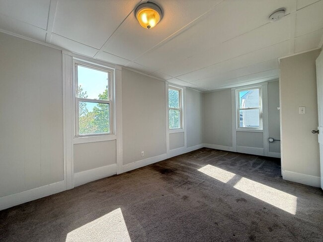 Building Photo - 208 Main St