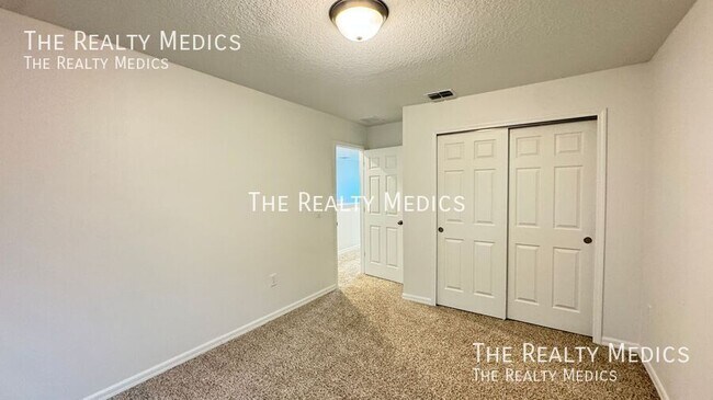Building Photo - 2401 White Tail St
