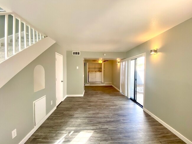 Building Photo - Washer/Dryer in Unit! Remodeled Townhome i...