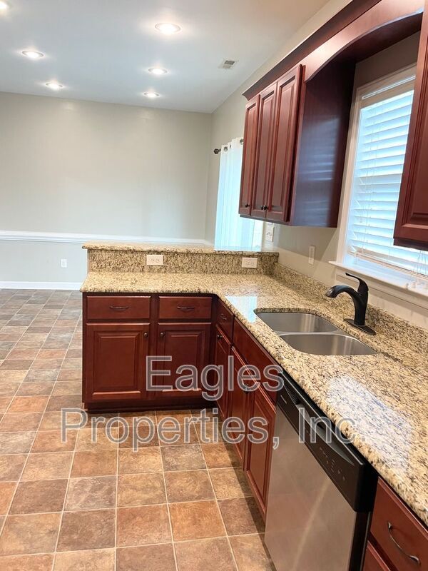 Building Photo - 117 Kenison Way