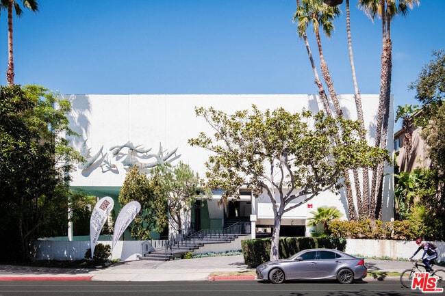 Building Photo - 621 San Vicente Blvd