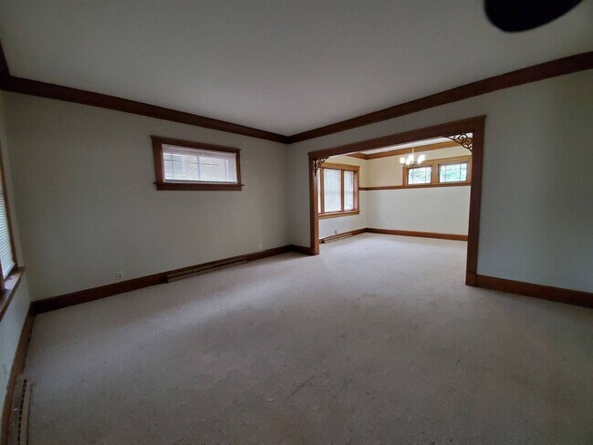 Building Photo - Immaculate 4 Bedroom Single Family with Central AC and Detached Garage, parking lane, and Large B...