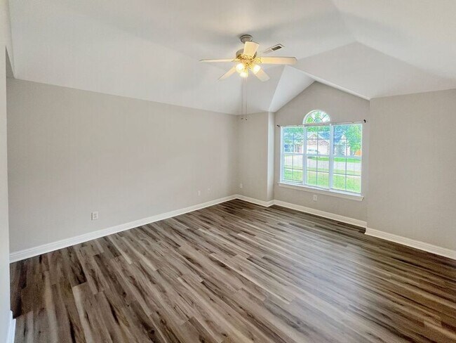 Building Photo - 507 Creek Point