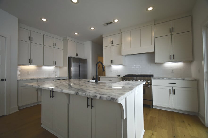 Building Photo - Hollywood Luxury Living