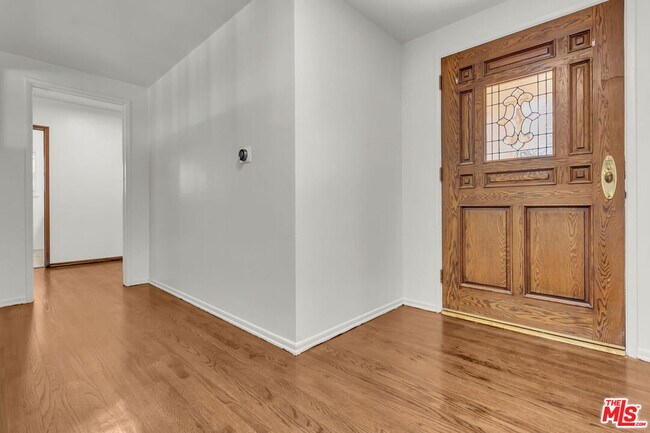 Building Photo - 9322 Lasaine Ave