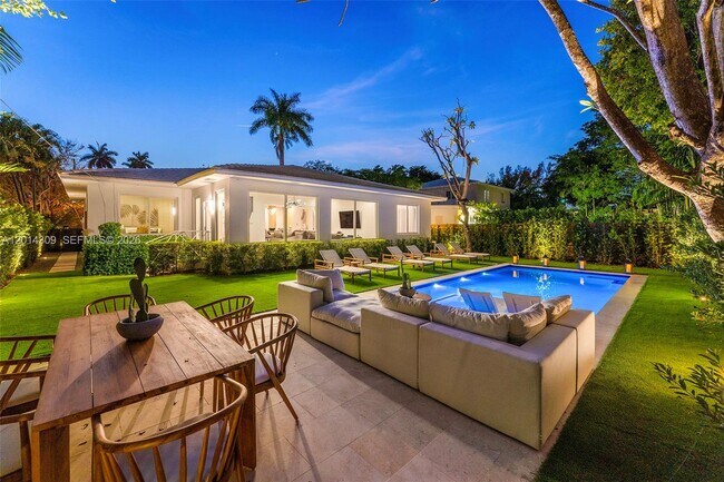 Building Photo - 6145 La Gorce Dr