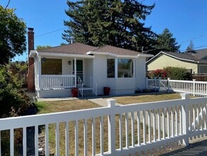 Building Photo - Charming home in great location