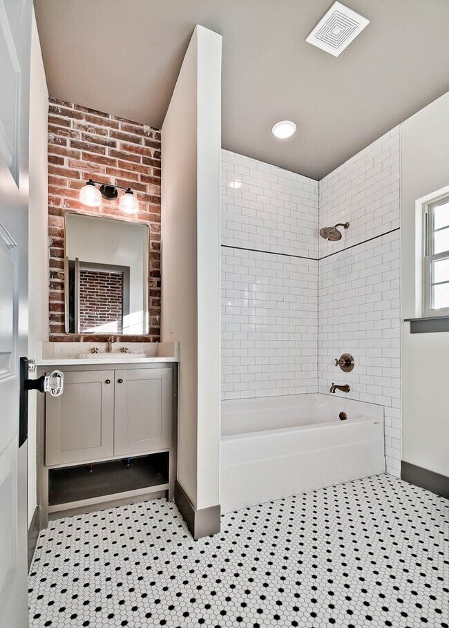 Building Photo - Chicago Row Townhouse