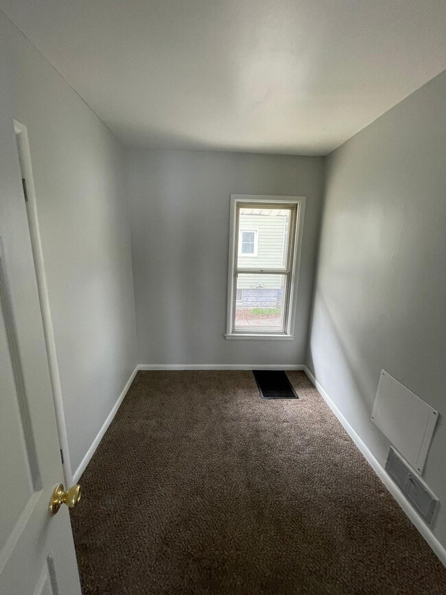 Building Photo - Bright and Functional 2-Bedroom Rental in Flint