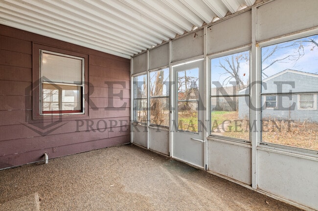 Building Photo - 1913 N Hood St