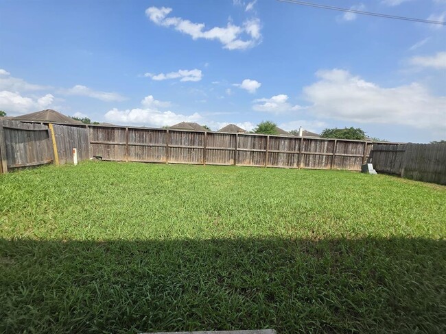 Building Photo - 2026 Makenna Ln