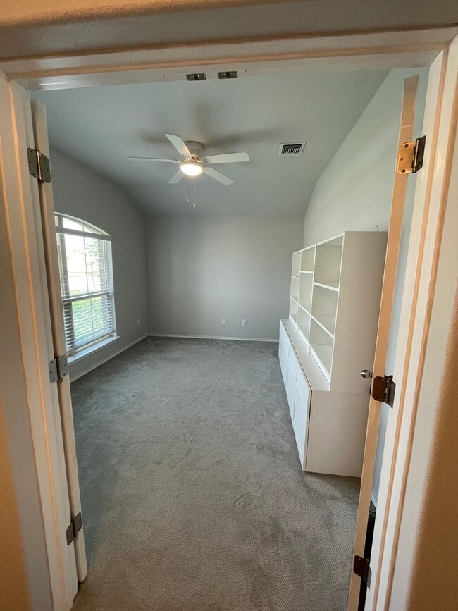 Building Photo - Available Now | Modern Single-Story 3 Bed, 2 Bath | Separate Office/Den | Big Yard | Pet Restrict...
