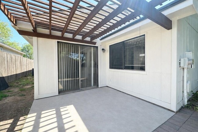 Building Photo - 12300 Emery Oaks Rd