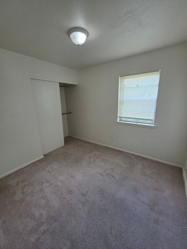 Building Photo - 111 Yelco Dr