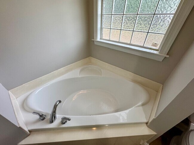 Building Photo - 5 minutes to White Oak!