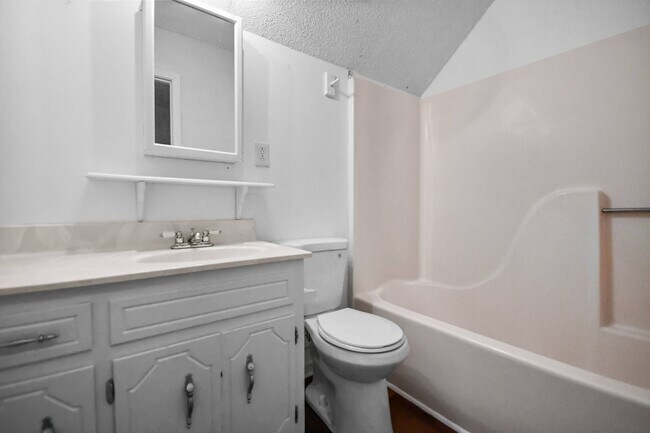 Building Photo - Pet Friendly Three Bedroom!