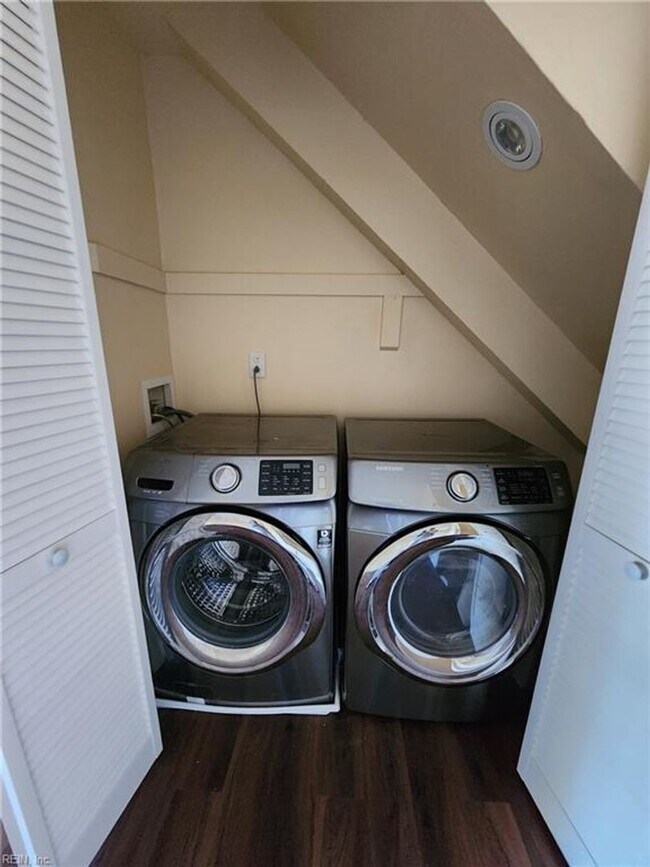 Building Photo - Newly Renovated Condo in Salem