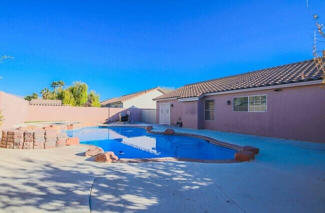 Building Photo - CUTE 3 BEDROOM HOME WITH POOL/SPA!