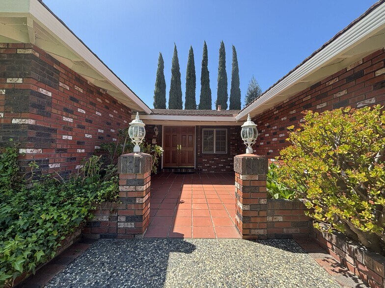 Building Photo - 6723 Altiplano Way