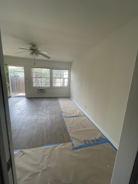 Building Photo - 14315 Burbank Blvd