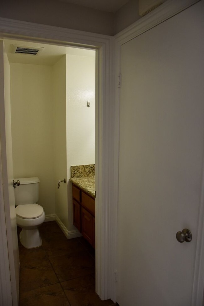 Building Photo - 3 Bedroom 2.5 Bath Hampton Court Condo Nea...