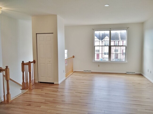 Building Photo - 3 Bed / 2 Bath Single Family Townhome