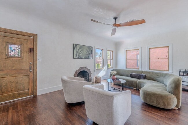 Building Photo - Rare 2 Bed 2 Bath Remolded Home in FQ Hist...