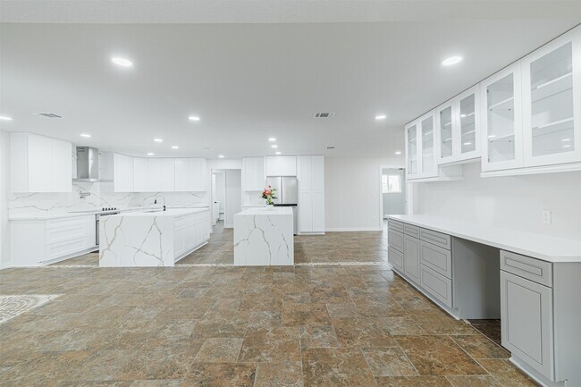 Building Photo - 10055 Larston St