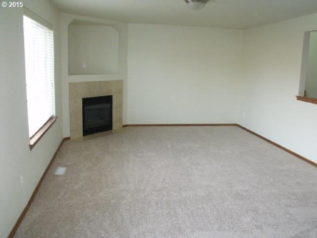 Building Photo - Spacious 4 Bedroom Home w/ Fully Fenced Yard & 2 Car Garage!