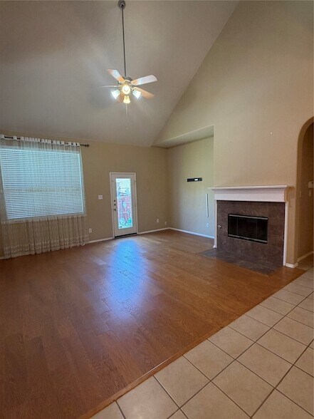 Building Photo - 11490 La Grange Dr