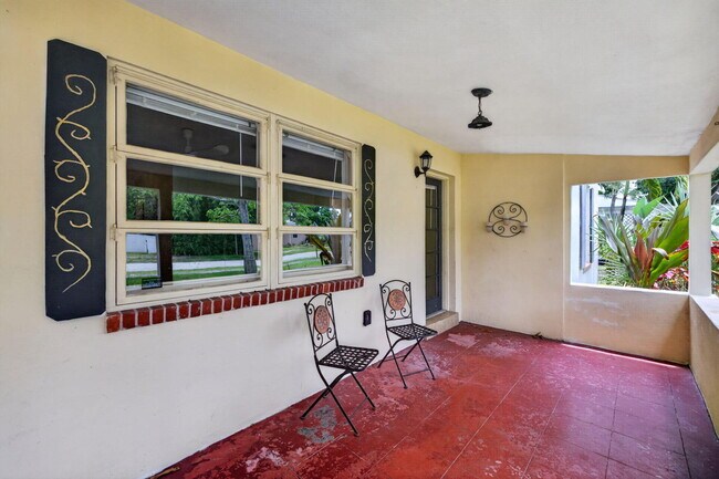 Building Photo - 841 SW 18th Ct