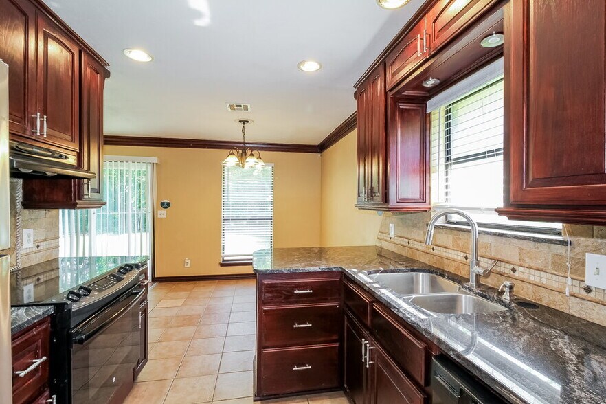Building Photo - 1104 Meadow Lake Dr
