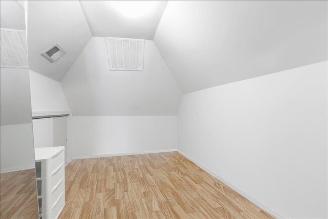 Building Photo - 252 Grace Ave