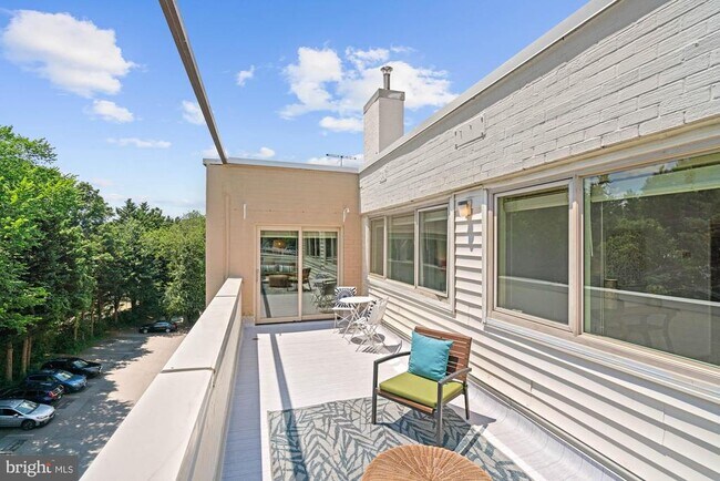 Building Photo - 4720 Chevy Chase Dr