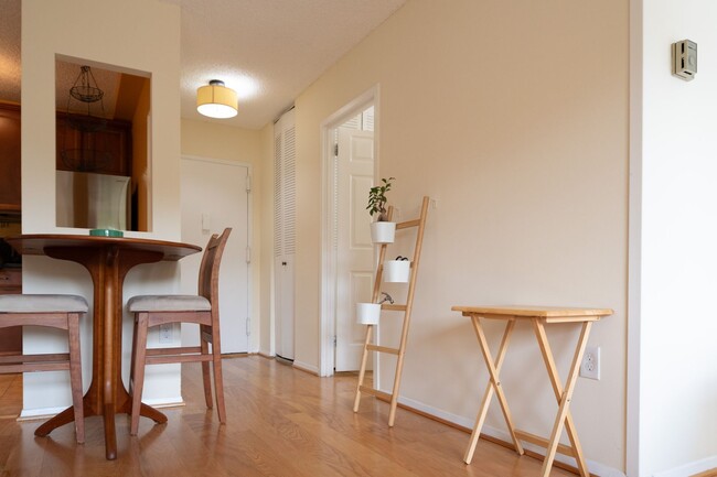 Building Photo - Exceptional Location & Amenities Short-ter...