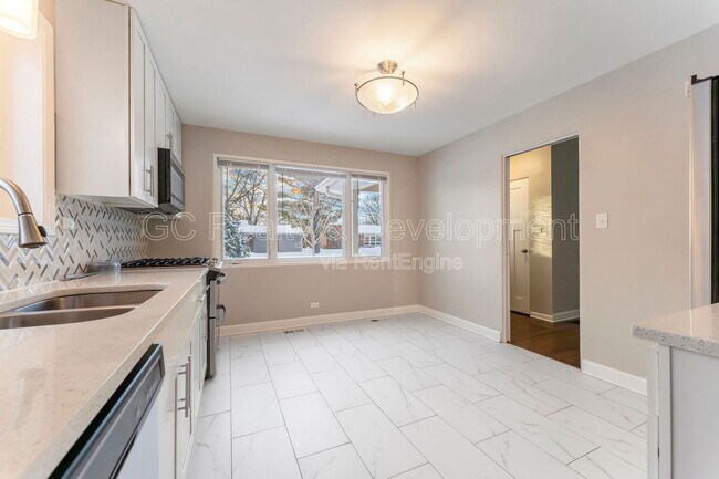 Building Photo - 810 W Dresser Dr