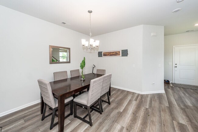 Building Photo - 6 Bedroom 4.5 Bath in Limehouse Village - Summerville