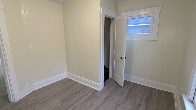 Building Photo - Welcome to this charming 3-bedroom, 1-bathroom home located in the heart of Akron