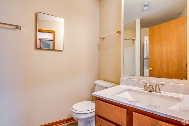Building Photo - Marketing TitleModern 2-Bed/2-Bath Condo S...